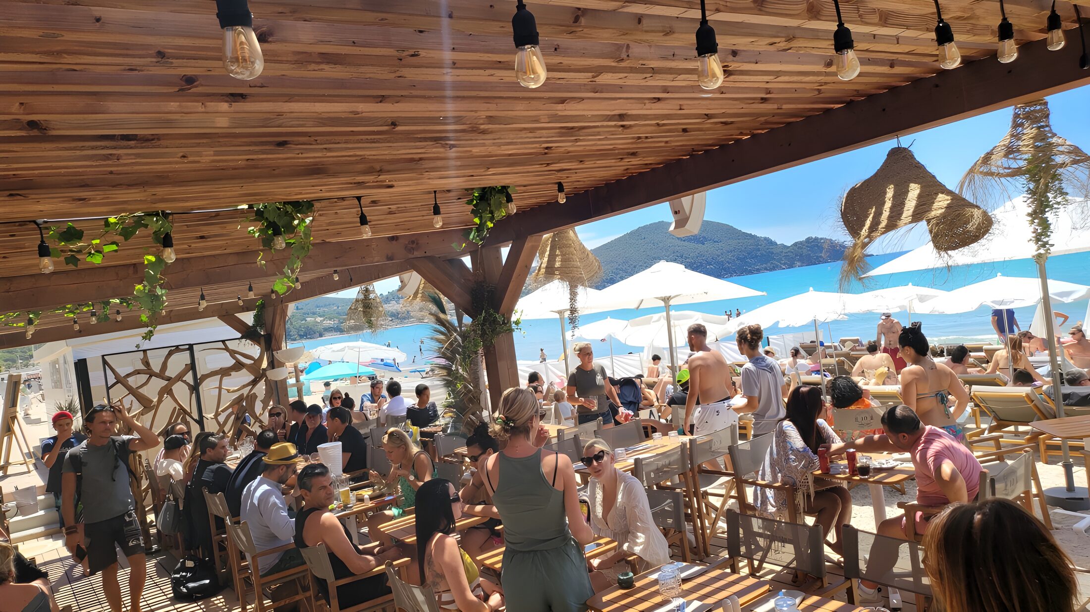 Ambiance estivale sous la pergola du restaurant