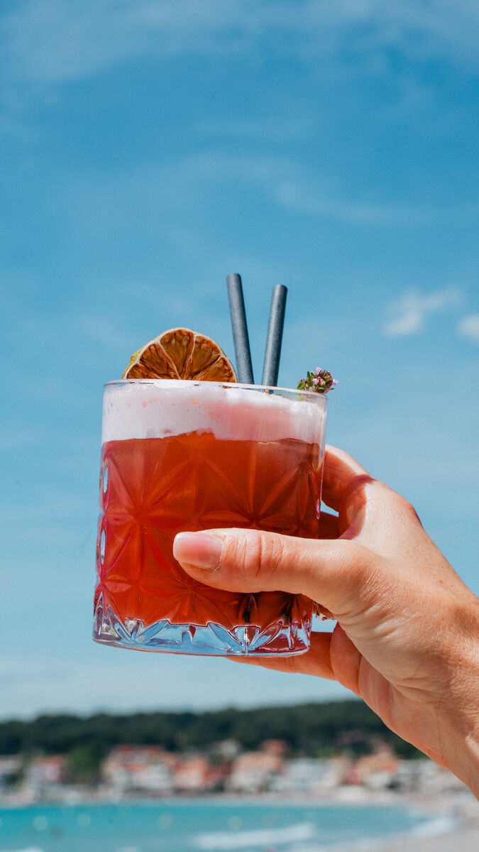Cocktail levé vers le ciel de la baie des Lecques