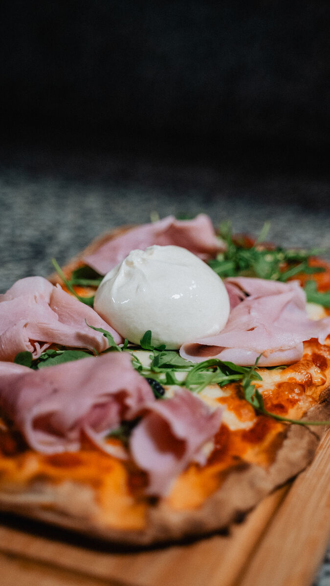 Pinsa italienne au jambon cru et burrata